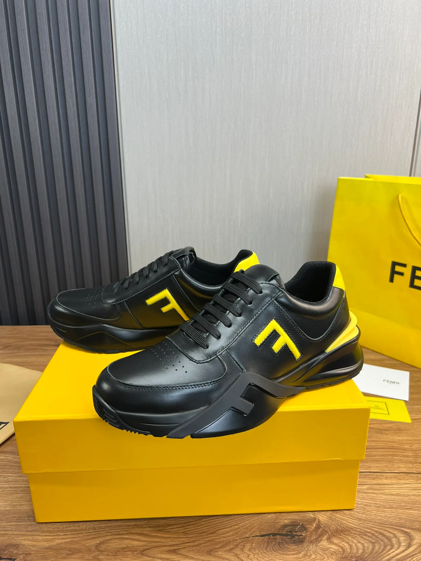 Men's shoes 💰520💰 Fendi [Fendi] hot style is on the market 🔥Fashionable casual men's shoes 🔱 Made of original cowhide + breathable mesh lining + sheepskin feet, perfect shape, top quality, you deserve it 🔜Original outsole, ultra-light, non-slip and wear-resistant 👣 Standard size 38-44 (customized in 45)